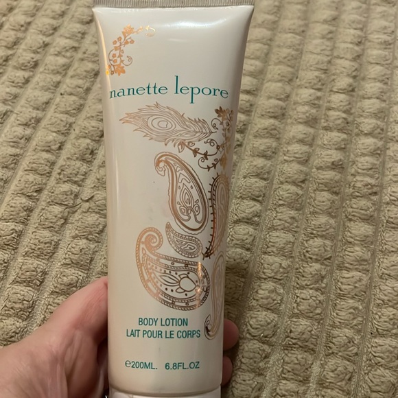 ⚠️ 5/25$ Nanette Lepore perfumed body lotion 6.8 fl oz - Picture 2 of 6